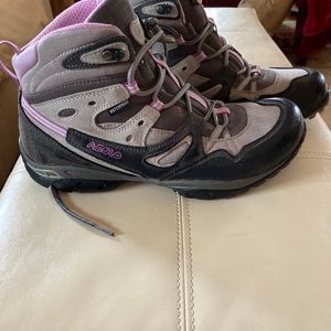 A solo Women’s waterproof hiking boots